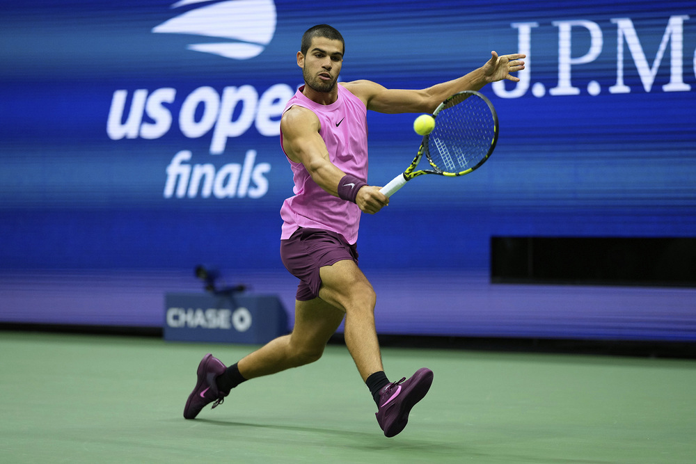 球场上踢球 球场上踢球